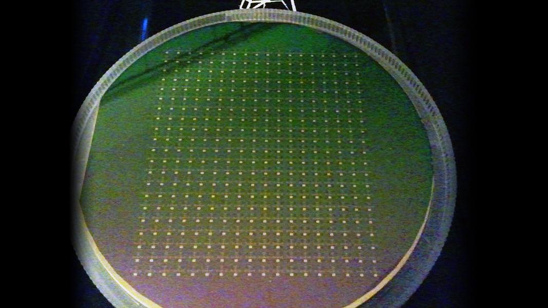 Closeup of grid on green disc.